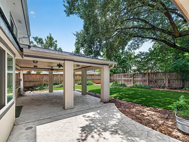 811 Thicket Ln — Photo 32