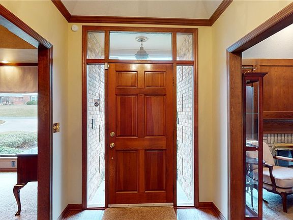 3rd image of 32 Thornhill Dr