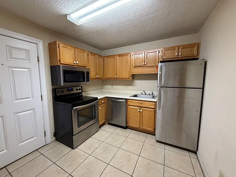 332 W Glenn Ave — Photo 2