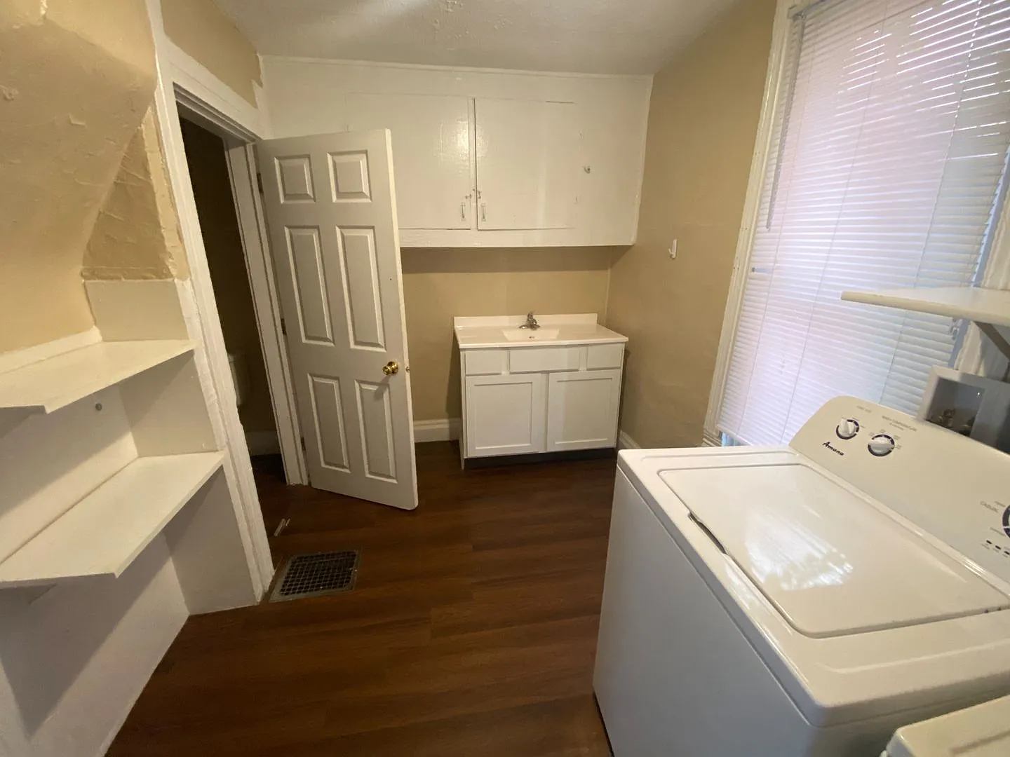 3 Bedroom House On Stadium! — Photo 3