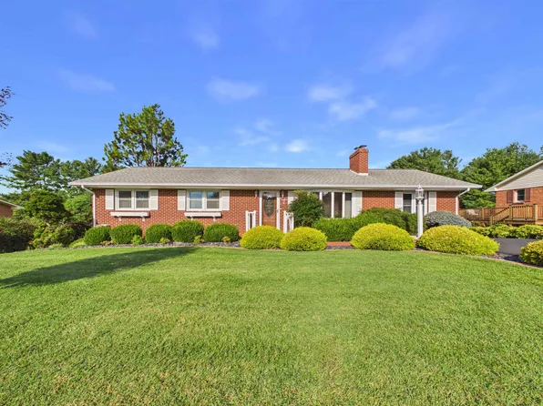 240 Walnut Dr NW, Christiansburg, VA 24073