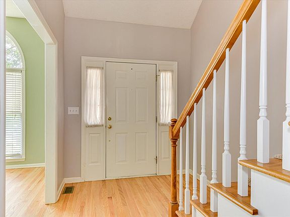 3rd image of 125 Springwood Dr