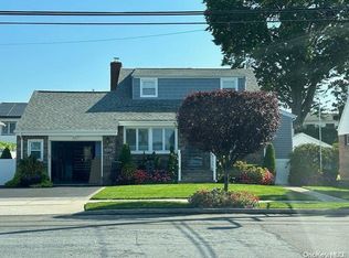 240 Wardwell Rd, Mineola, NY 11501