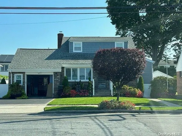 240 Wardwell Road, Mineola, NY 11501