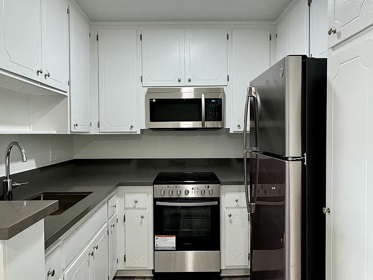 La Vannessa Apartments — Photo 12