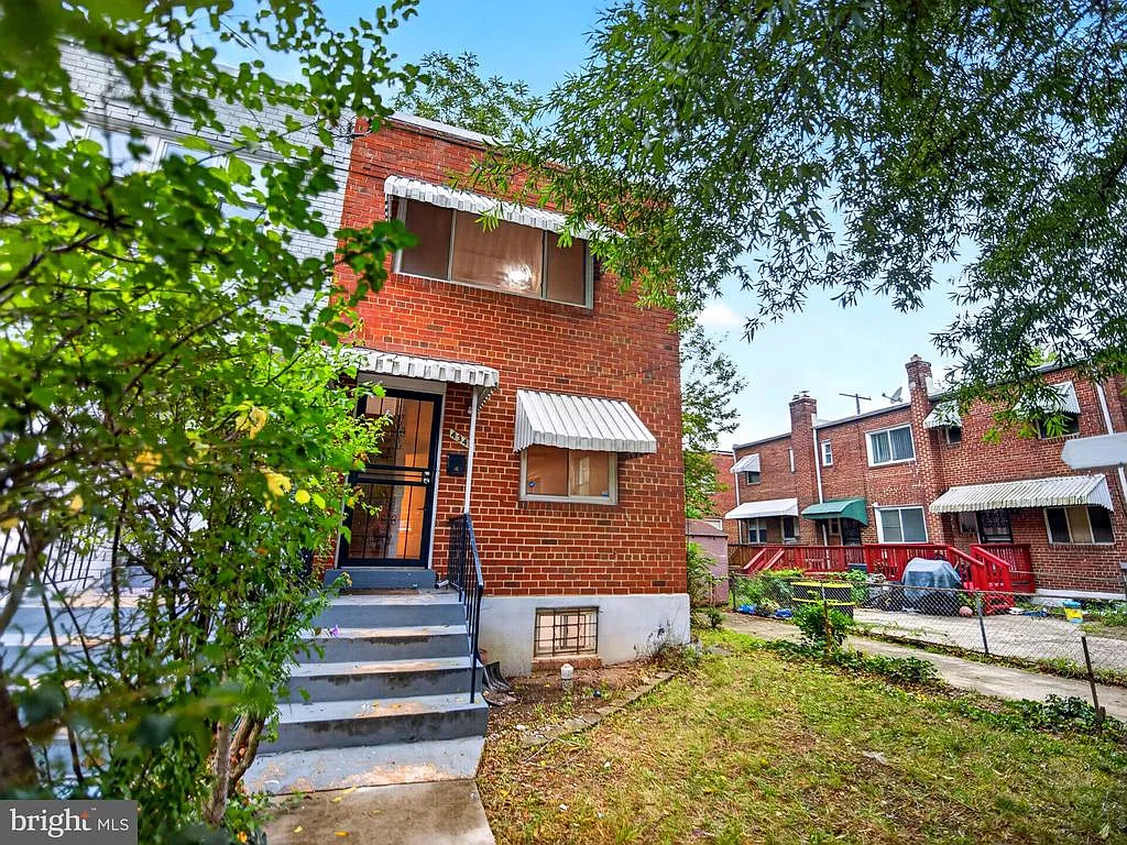 3 bed, 2.0 bath, 1271 sqft, $2,950 — Photo 2