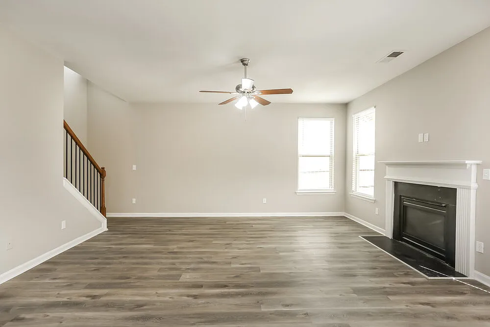 4 bed, 2.5 bath, 2570 sqft, $2,375 — Photo 4