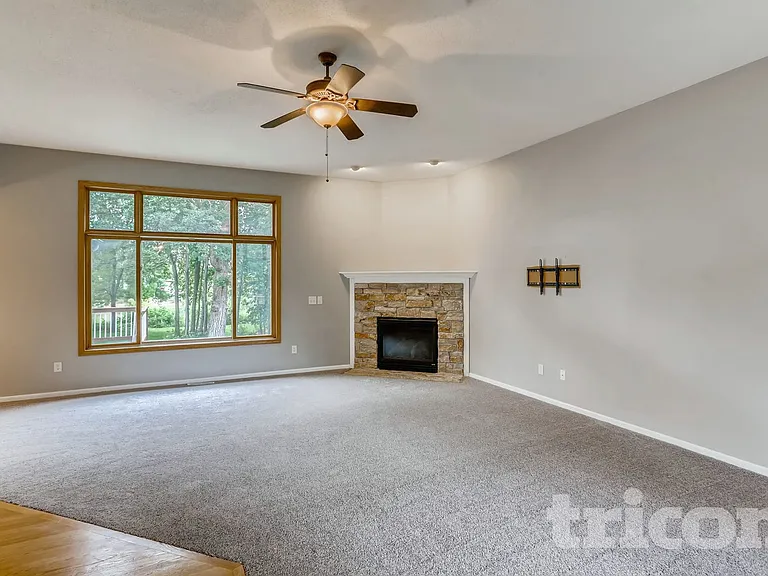 1259 Irvine Dr — Photo 3