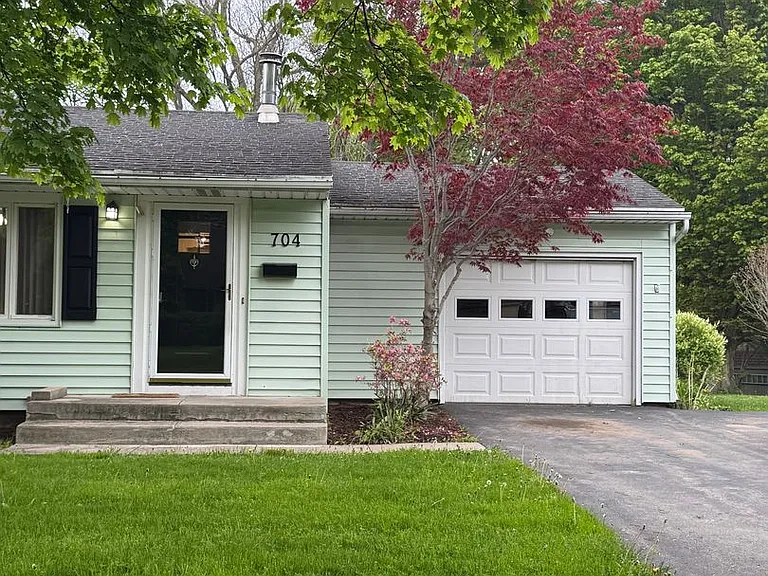704 Rumson Rd — Photo 2