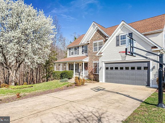 2nd image of 1004 Oakwood Ct