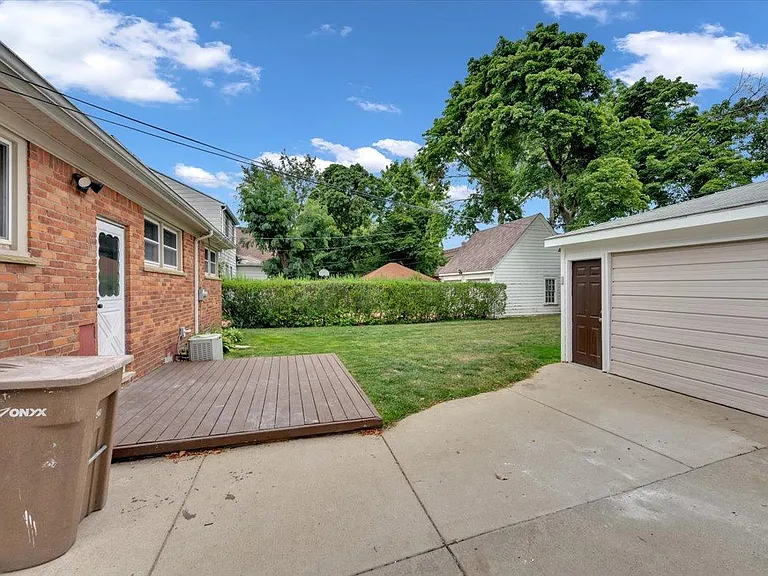 193 Chippewa Rd — Photo 2