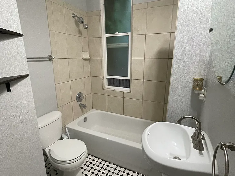 1305 E 31st Ave — Photo 8