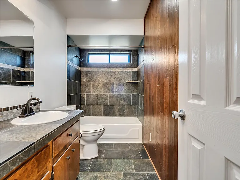18085 Lake Dr E — Photo 31