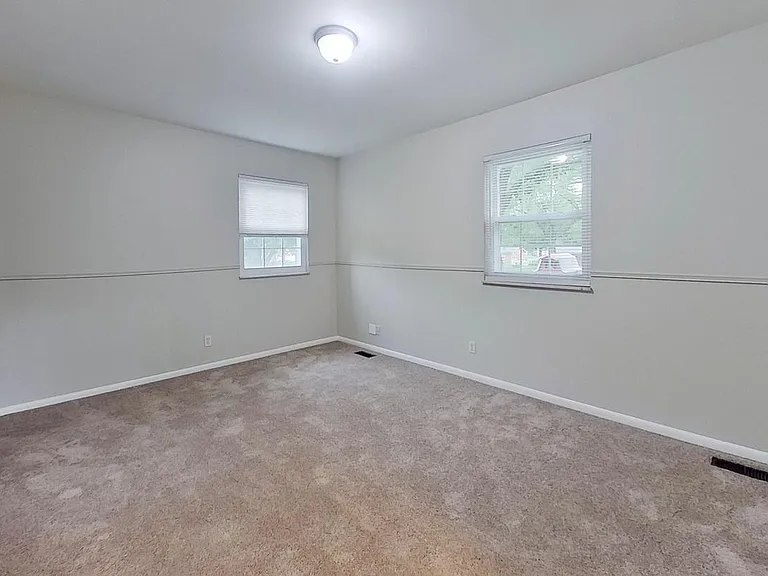 8027 N Richardt Ave — Photo 7