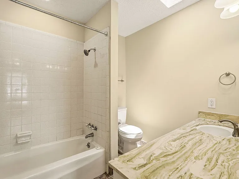 496 N Post Oak Ln — Photo 22