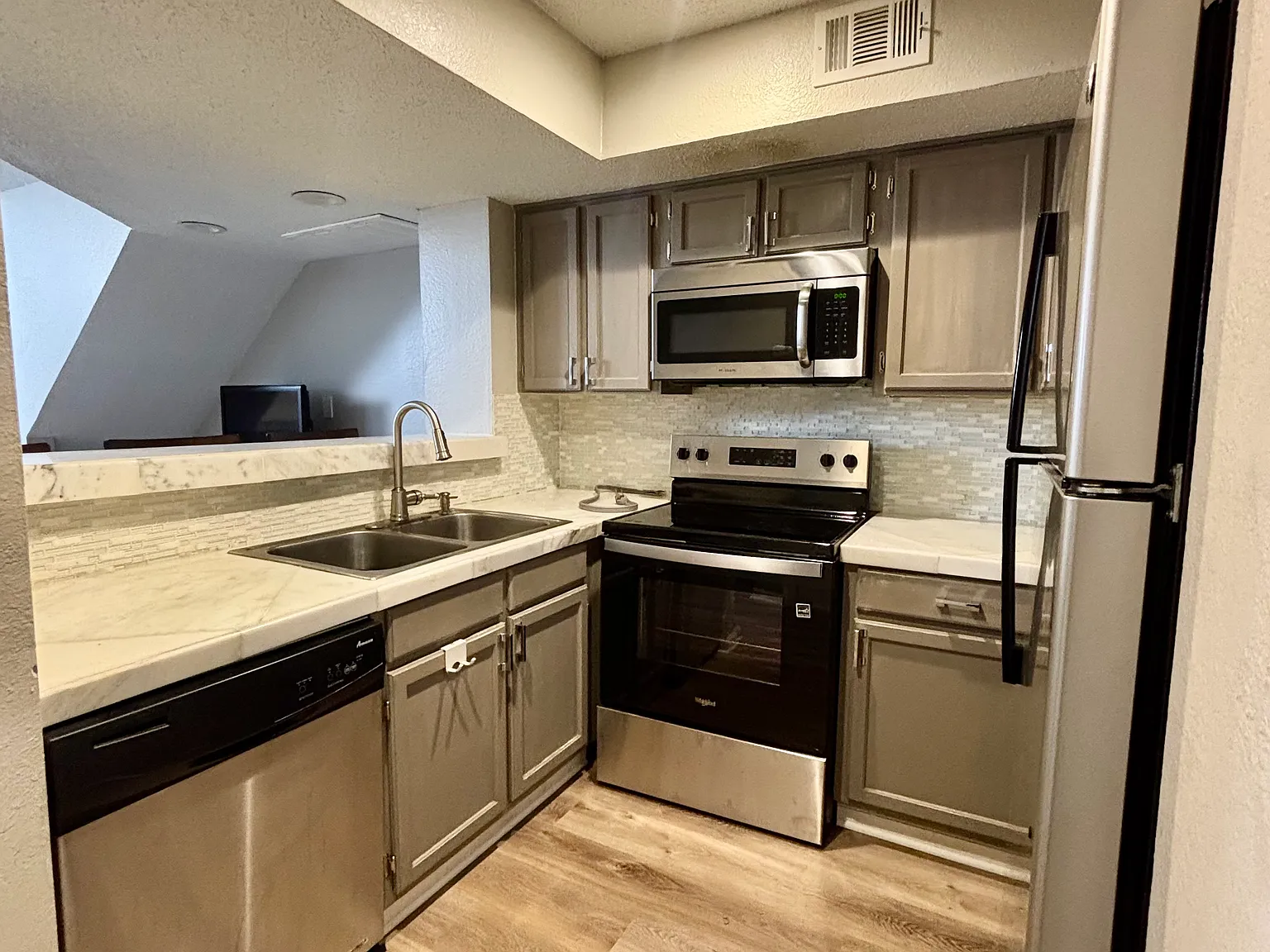 1 bed, 774 sqft, $1,350 — Photo 3