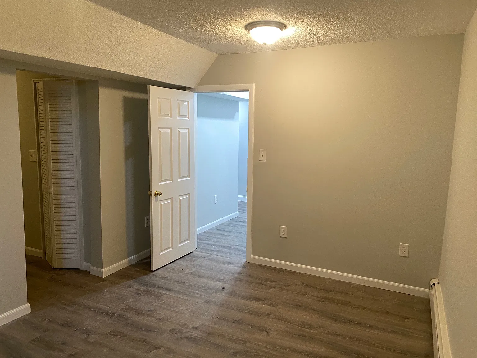 2 bed, 1.5 bath, 9999 sqft, $4,000 — Photo 4