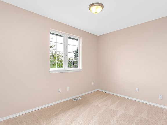 4th image of 511 100th Ave NE