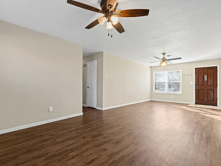1001 Altamont Dr — Photo 6