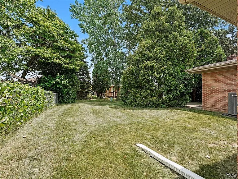 35656 Saxony Dr — Photo 32