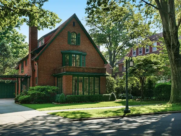 92 Greenway North image 1 of 9