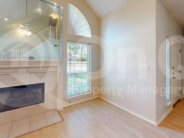 2209 Meadowstone Dr — Photo 6
