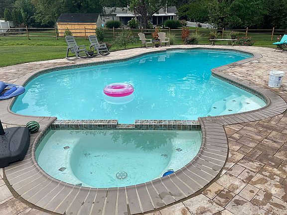 4th image of 3820 Sharon Dr