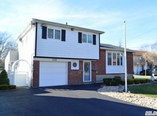 456 Woods Rd, North Babylon, NY 11703