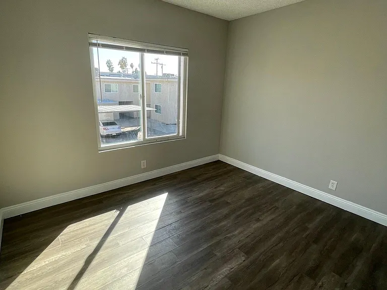 1560 E Date St #8 — Photo 5