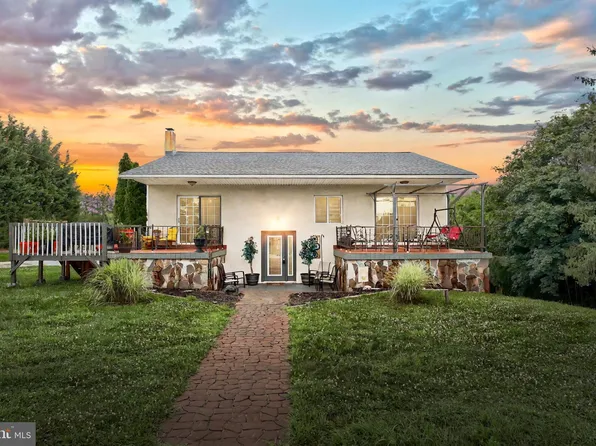 11 N School House Rd, Thomasville, PA 17364