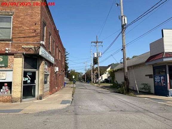 Exterior Neighborhood (street photo)