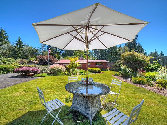 A yard you'll want to entertain in. >