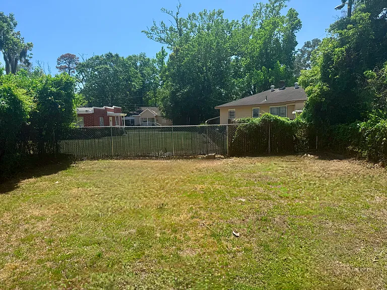 ROOMY FENCED IN, PRIVATE YARD