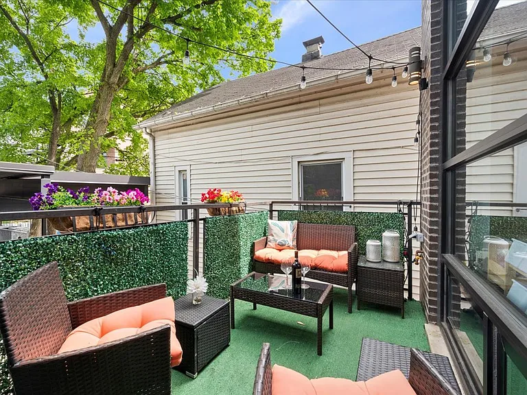 1349 N Leavitt St #1B — Photo 11
