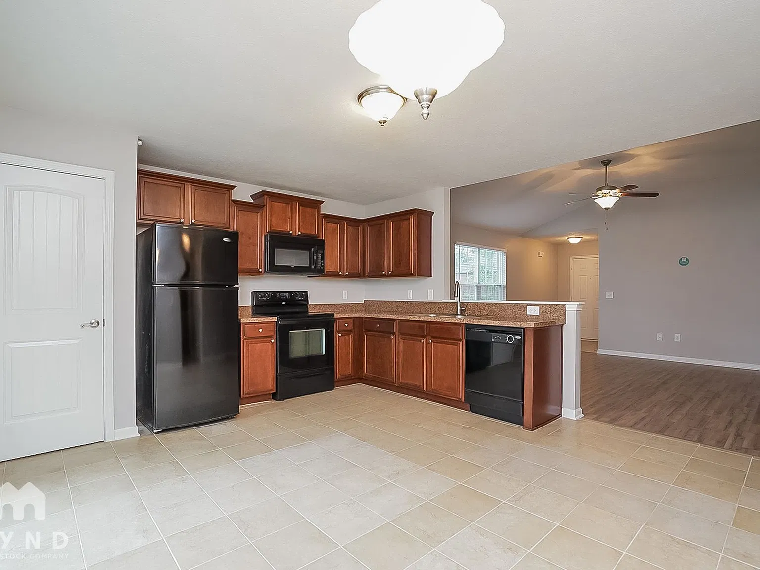 3 bed, 2.0 bath, 1359 sqft, $2,065 — Photo 2