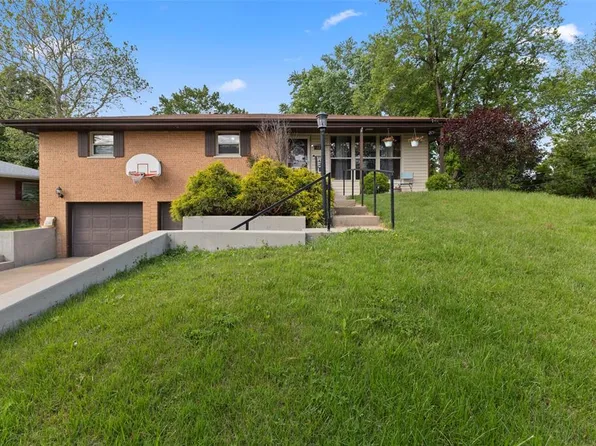 121 Pamela Dr, Belleville, IL 62223