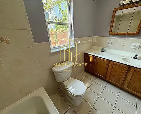 327 W Runyon St #22 — Photo 8