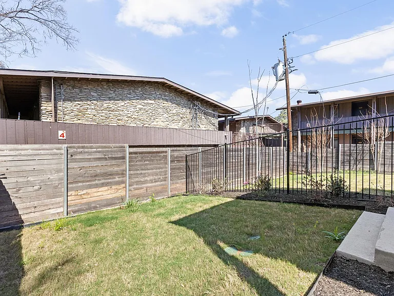 1402 Summit St #B — Photo 35