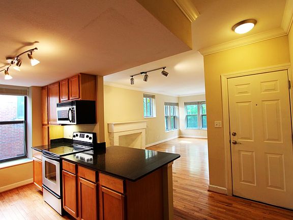 open floor plan - kitchen/dining/family room