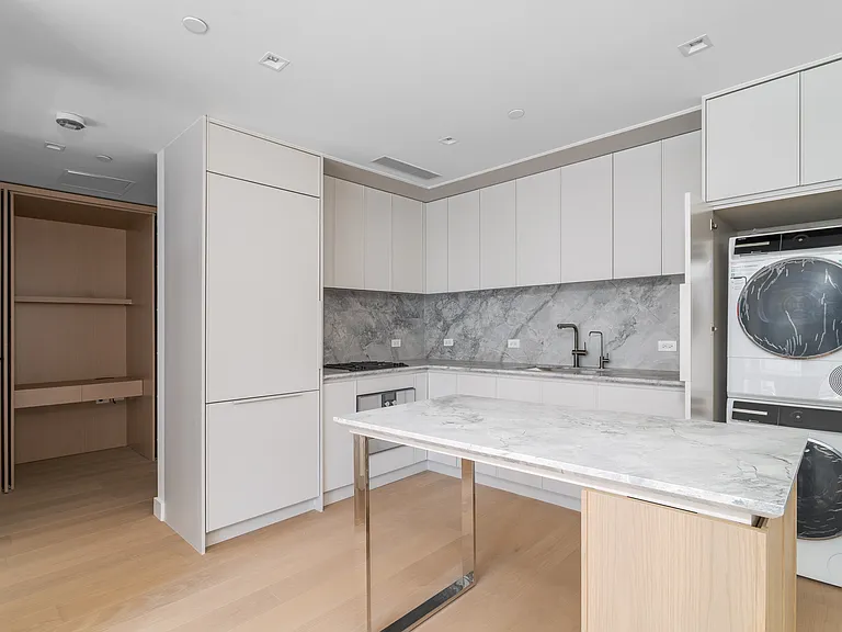 250 25th St #4C — Photo 5