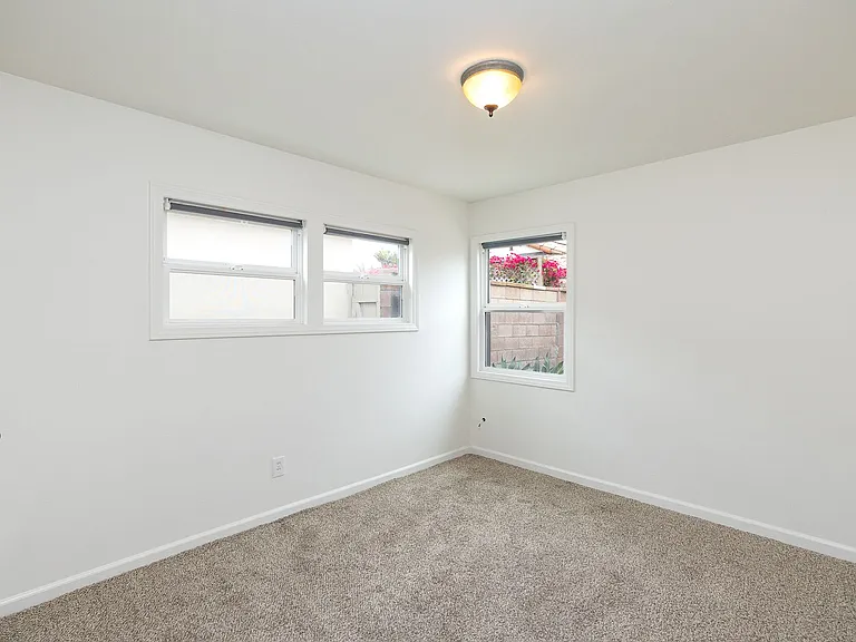 136 Oxnard Ave — Photo 19