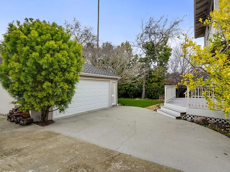 1262 Edgewood Rd — Photo 9