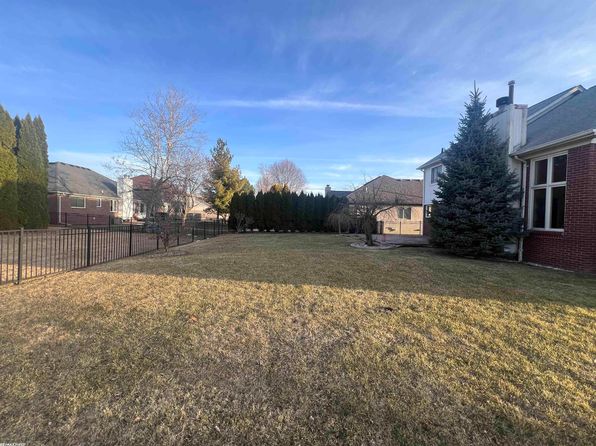 51077 Blue Spruce Dr, Macomb, MI 48042