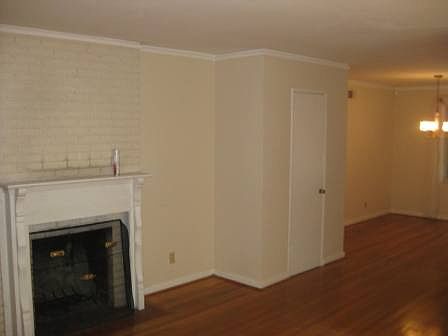 Livingroom w fireplace