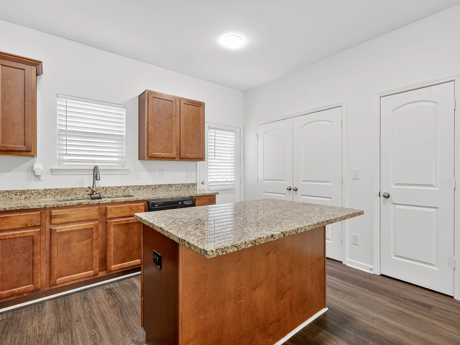 2 bed, 2.5 bath, 1167 sqft, $1,600 — Photo 2
