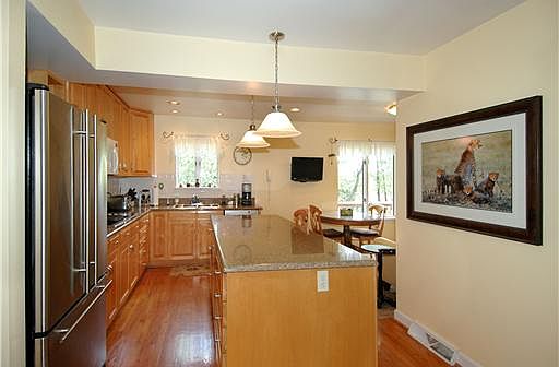 5th image of 40 Saint Clair Dr