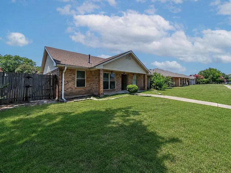 422 Woodhollow Dr — Photo 2