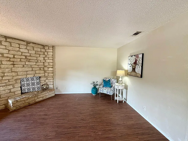 402 Hedgewood Dr #C — Photo 2