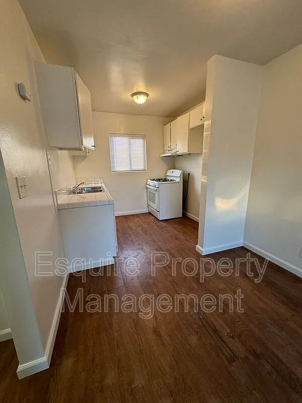 2 bed, 1.0 bath, 755 sqft, $2,195 — Photo 3