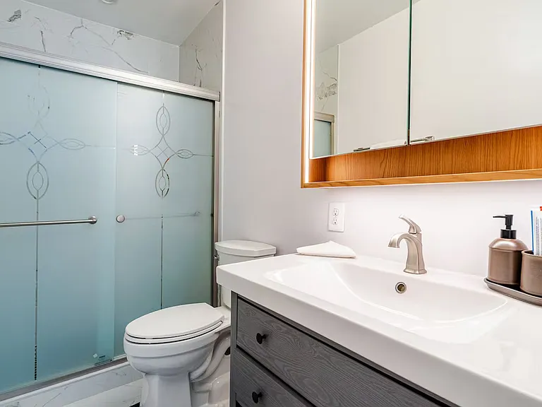 1331 Queen St NE — Photo 36